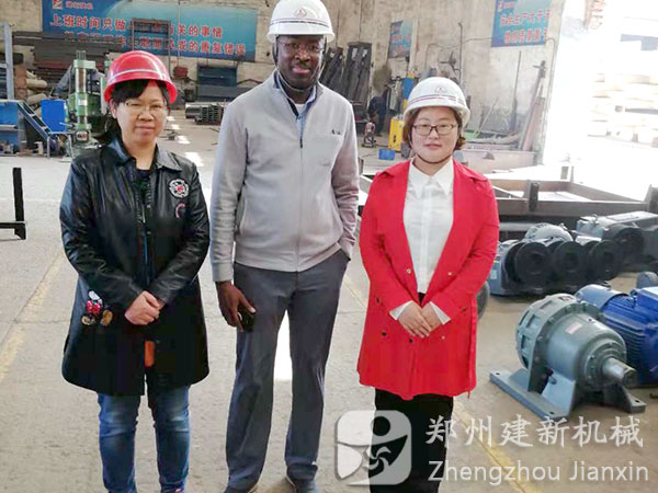 美国客户参观混凝土开云手机注册-开云（中国）站开云手机注册-开云（中国）
车间